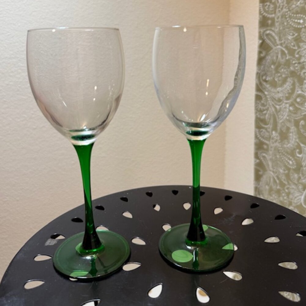 Vintage Luminarc Made in France Green Stemmed Wine Glasses pair 6 oz, pour - Picture 2 of 11